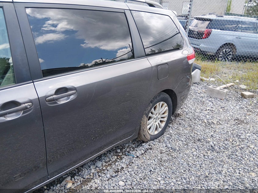 2011 TOYOTA SIENNA auction photo 6