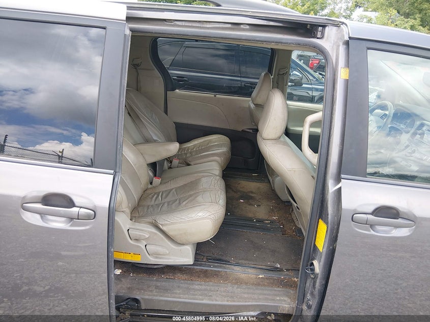 2011 TOYOTA SIENNA auction photo 8