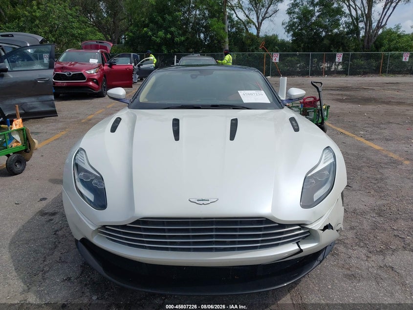 ASTON MARTIN DB11 - zdjęcie 12