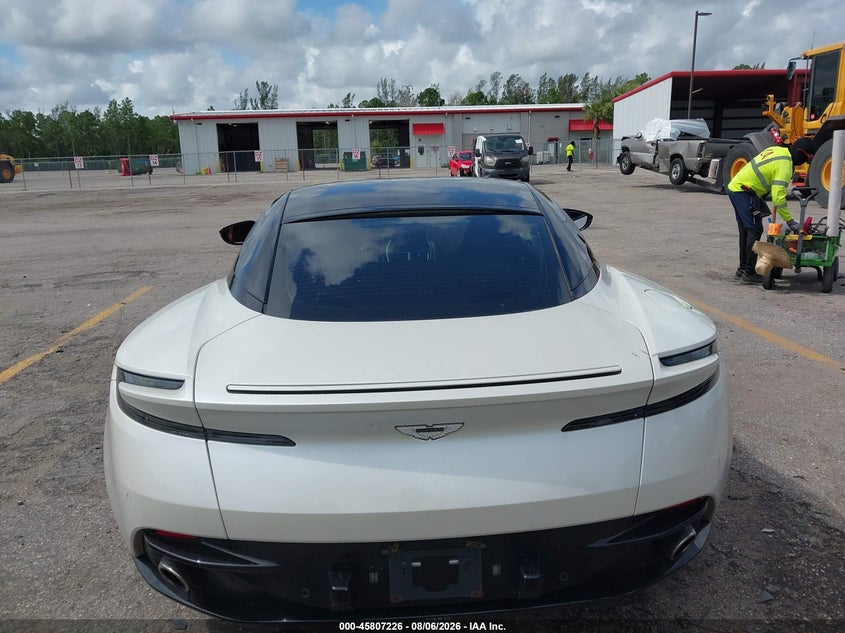 ASTON MARTIN DB11 - zdjęcie 16