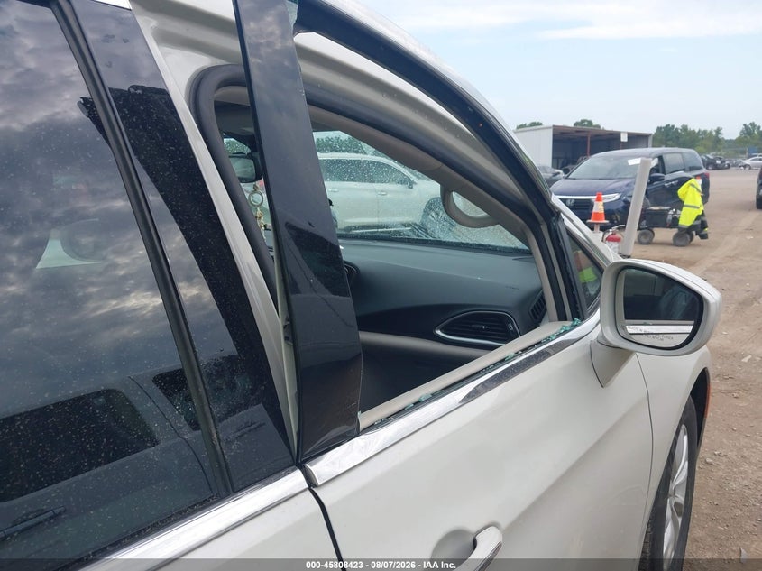 2017 CHRYSLER PACIFICA auction photo 6