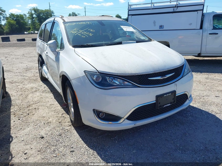 2019 CHRYSLER PACIFICA auction photo 1