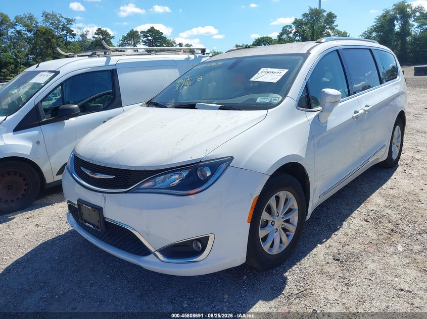 2019 CHRYSLER PACIFICA auction photo 2