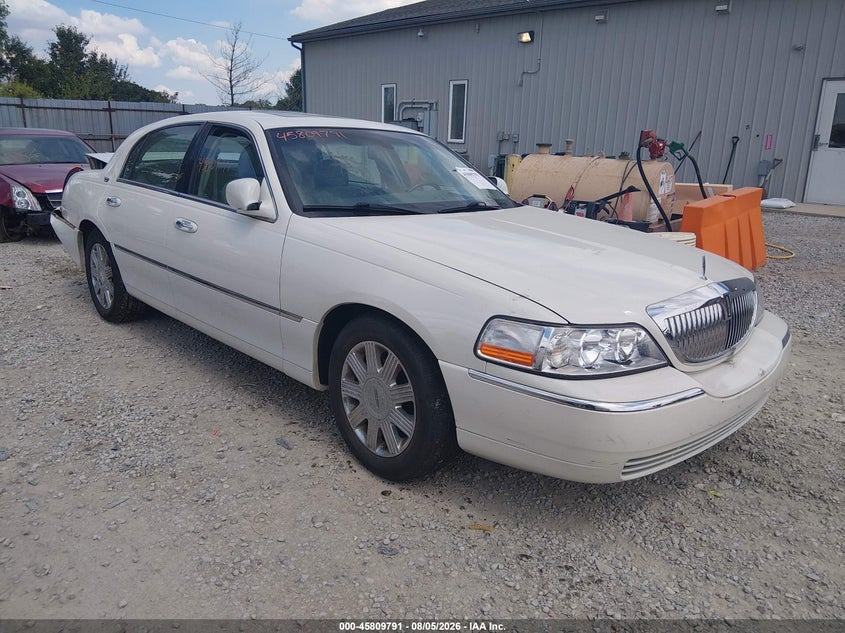 2005 Lincoln Town Car Signature Limited