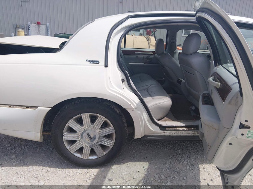 2005 LINCOLN TOWN CAR SEDAN 4.6L V-8 239HP