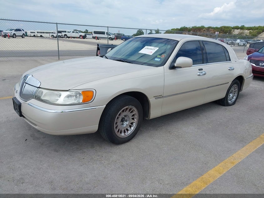 2002 LINCOLN TOWN CAR auction photo 2