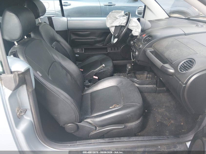 2010 VOLKSWAGEN NEW BEETLE auction photo 5