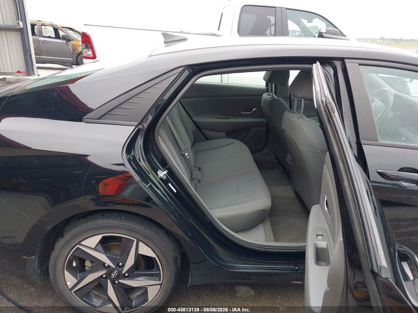 2023 HYUNDAI ELANTRA auction photo 8