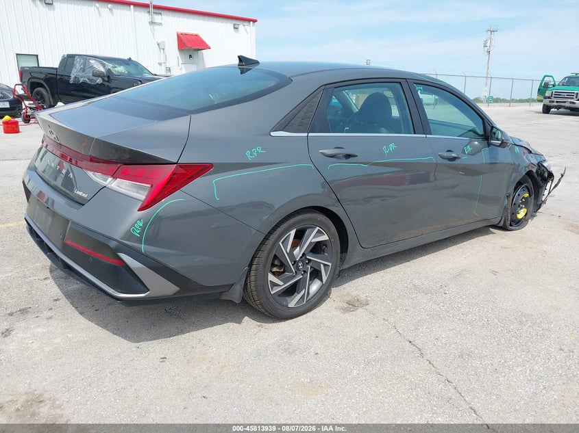 2024 HYUNDAI ELANTRA auction photo 4