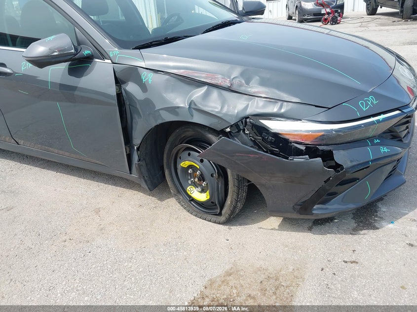 2024 HYUNDAI ELANTRA auction photo 6