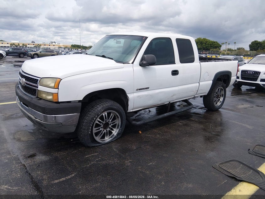 2006 Chevrolet Silverado, Left Side, IAAI, VIN 1GCHC29U76E134771 — photo 2