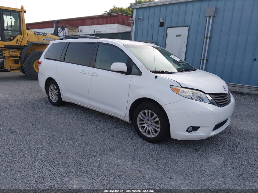 2011 TOYOTA SIENNA auction photo 1