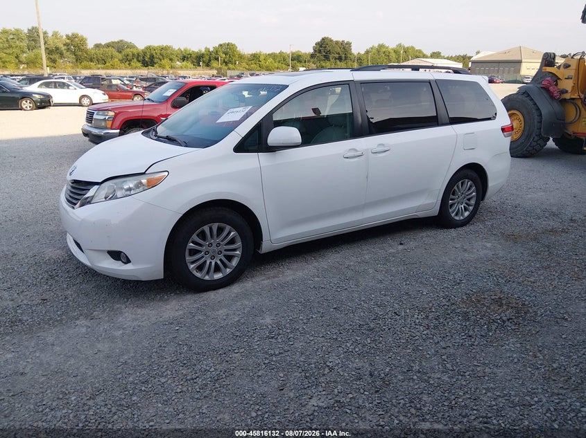 2011 TOYOTA SIENNA auction photo 2
