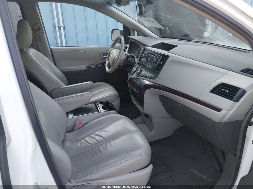 2011 TOYOTA SIENNA auction photo 5