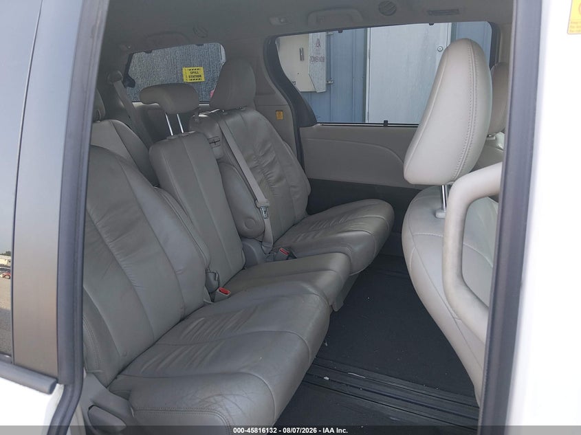 2011 TOYOTA SIENNA auction photo 8