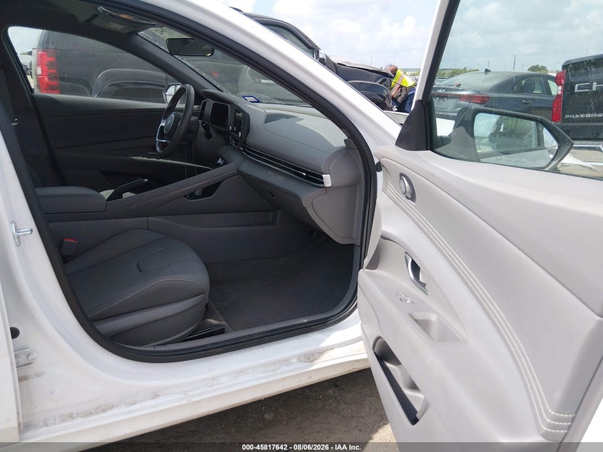 2025 HYUNDAI ELANTRA auction photo 5