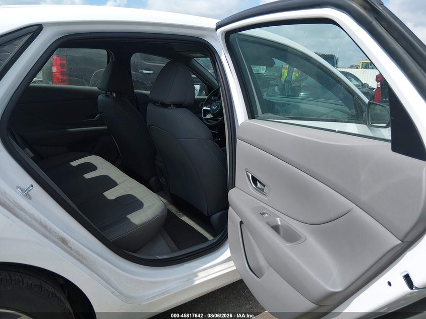 2025 HYUNDAI ELANTRA auction photo 8