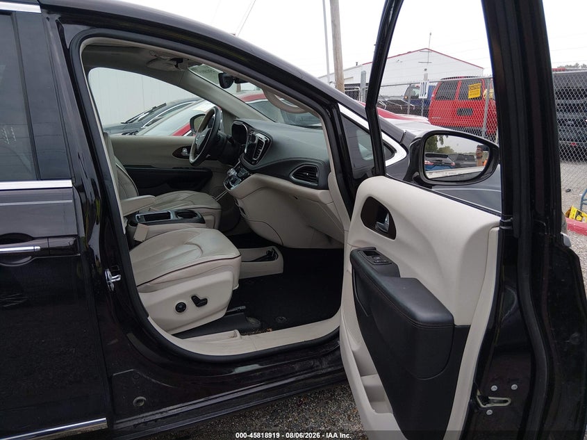 2017 CHRYSLER PACIFICA auction photo 5