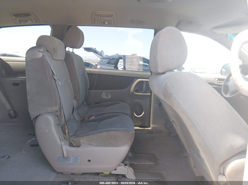 2004 TOYOTA SIENNA auction photo 8