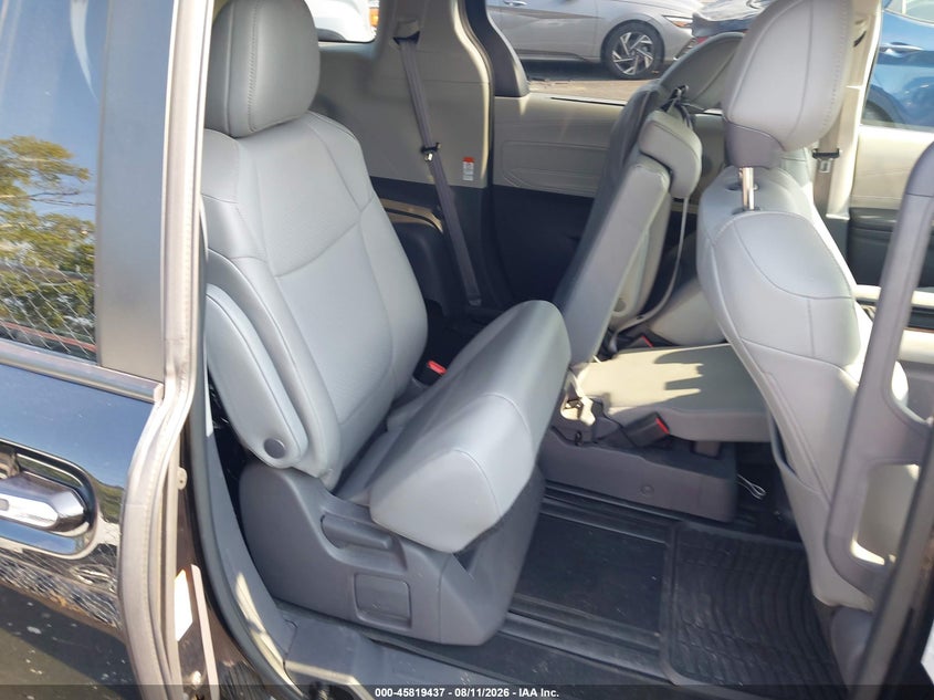 TOYOTA SIENNA - zdjęcie 8
