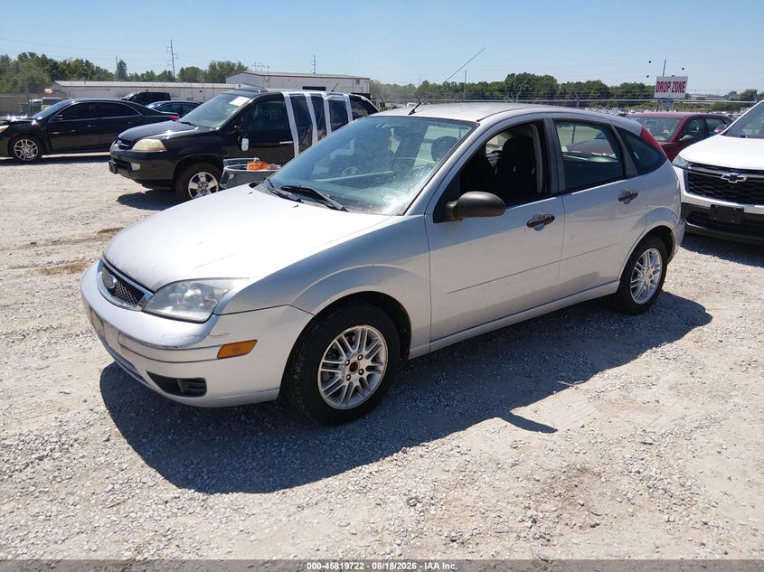 2006 Ford Focus, Normal Wear & Tear, IAAI, VIN 1FAHP37N46W182315 — photo 2