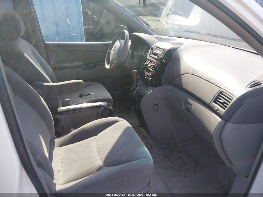 2005 TOYOTA SIENNA auction photo 5