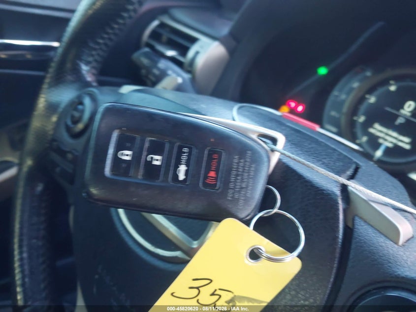 2016 LEXUS IS 200T · Фото 11