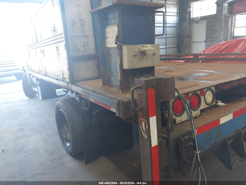 2006 FORD F-550 CHASSIS auction photo 3