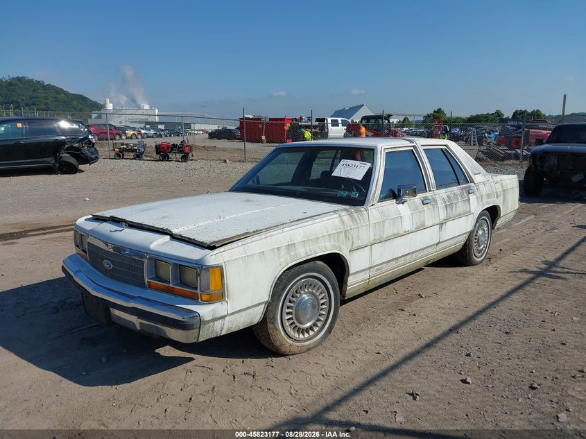 1990 FORD CROWN VICTORIA auction photo 2