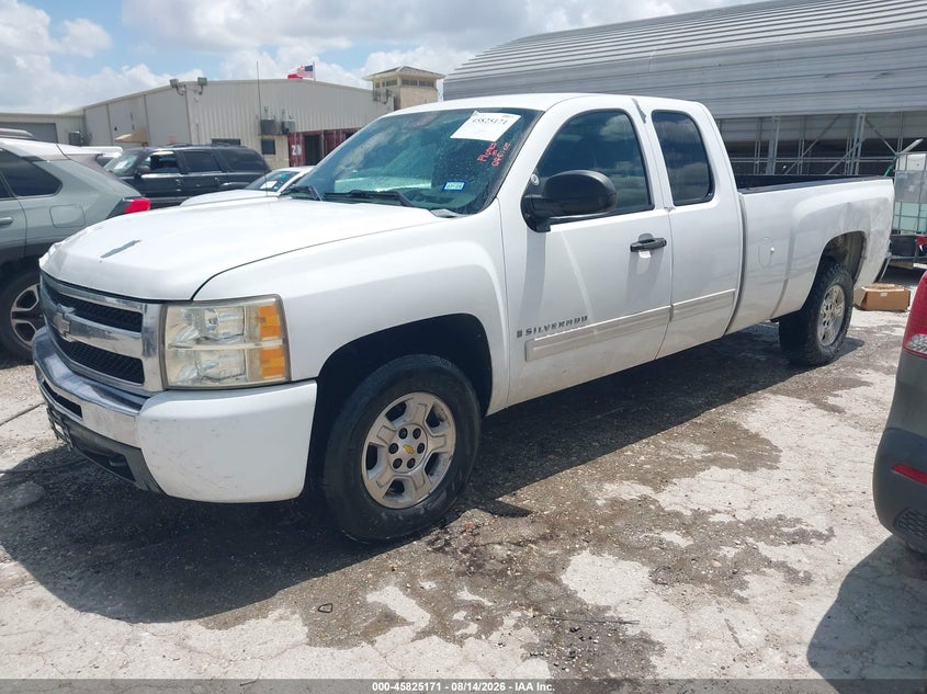 2009 Chevrolet Silverado, Normal Wear & Tear, IAAI, VIN 1GCEC29059E119433 — photo 2