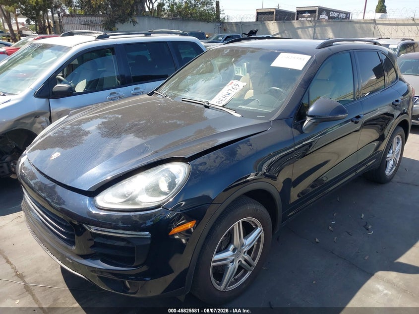2017 Porsche Cayenne, Перёд и зад, IAAI, VIN WP1AA2A26HKA91772 — фото 2
