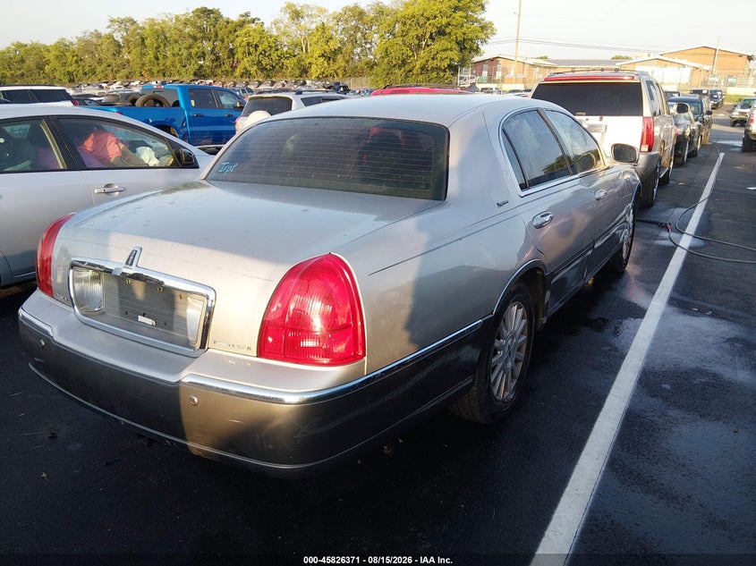 LINCOLN TOWN CAR 2003 VIN 1LNHM82W03Y685447