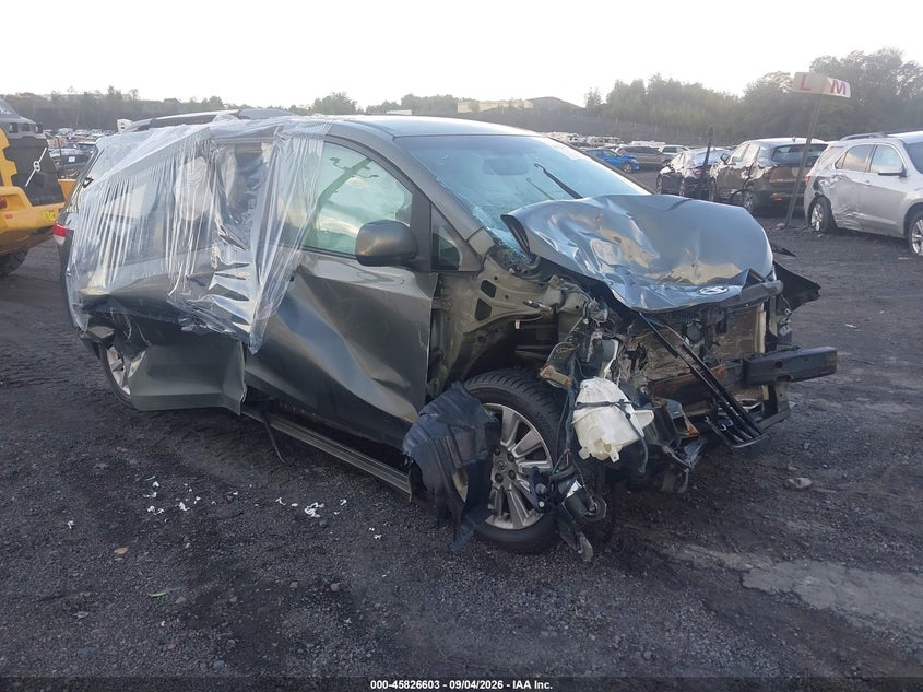 2011 TOYOTA SIENNA auction photo 1