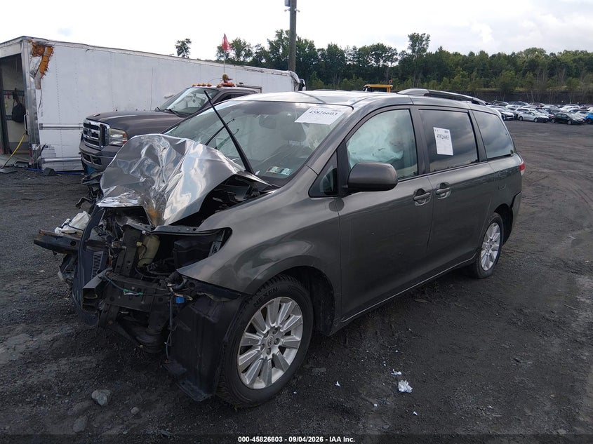 2011 TOYOTA SIENNA auction photo 2