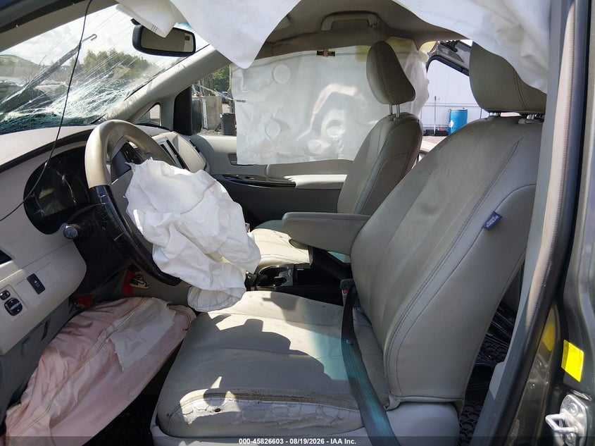 2011 TOYOTA SIENNA auction photo 5