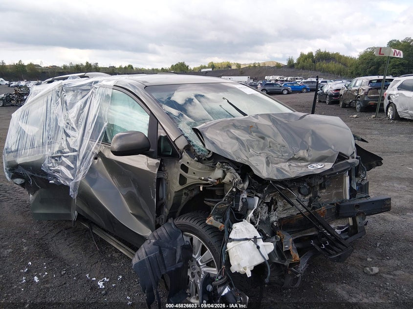 2011 TOYOTA SIENNA auction photo 6