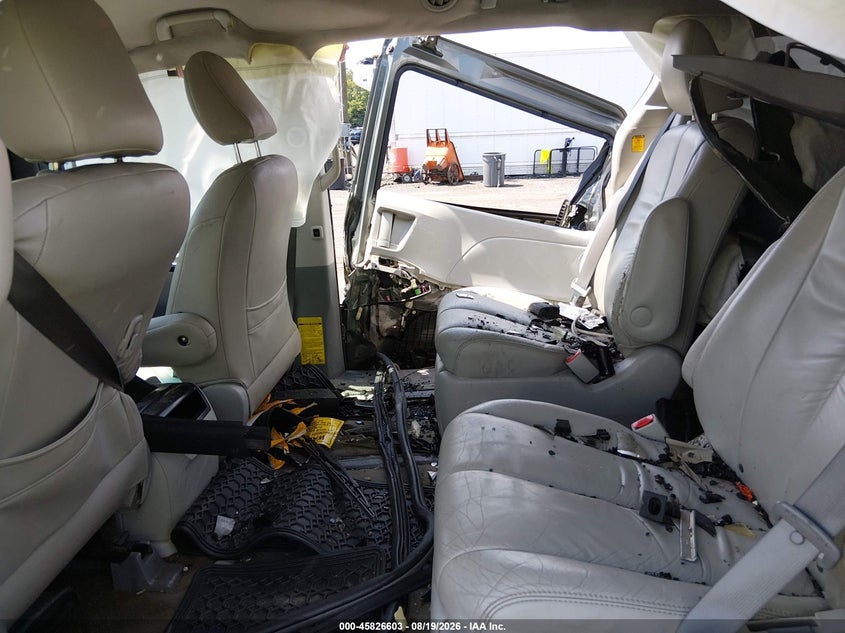 2011 TOYOTA SIENNA auction photo 8