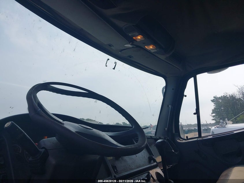 2003 FREIGHTLINER M2 auction photo 7