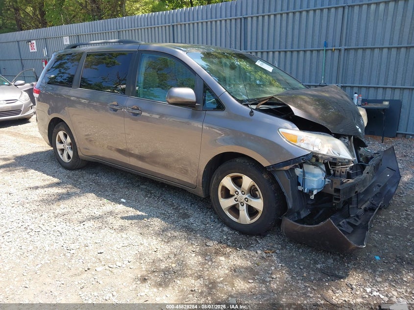 2013 TOYOTA SIENNA auction photo 1