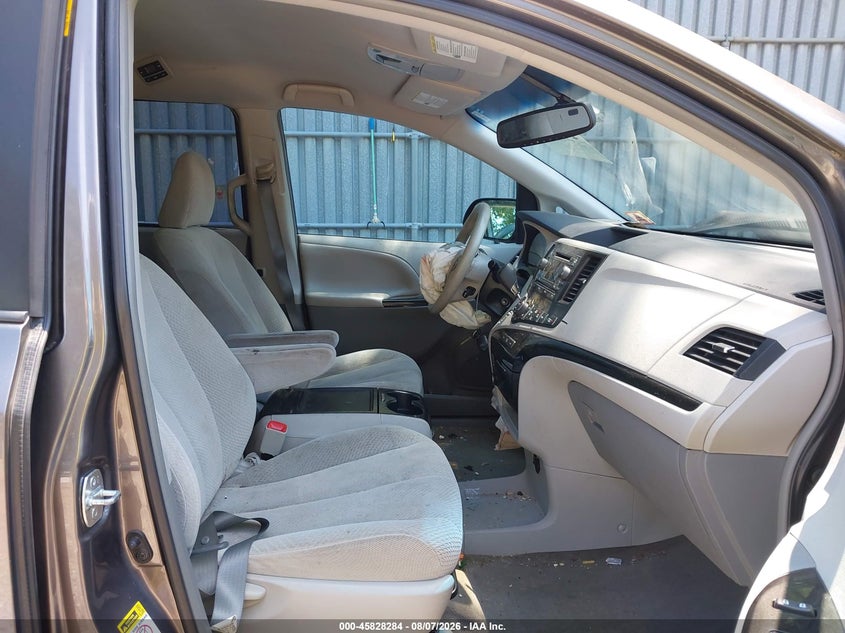 2013 TOYOTA SIENNA auction photo 5
