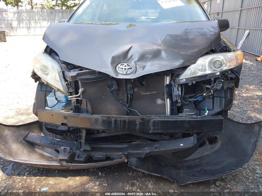 2013 TOYOTA SIENNA auction photo 6