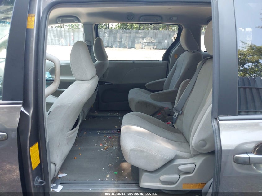 2013 TOYOTA SIENNA auction photo 8