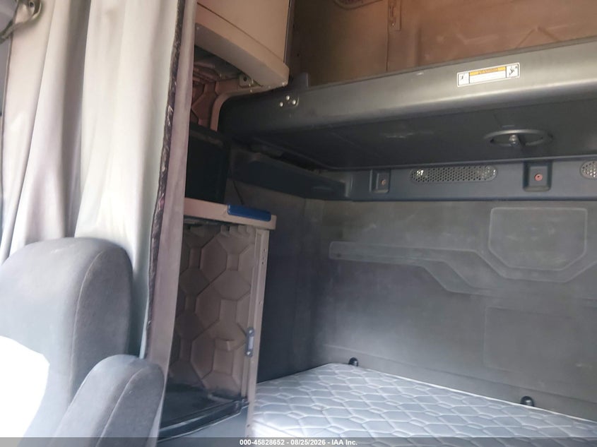 2017 FREIGHTLINER CASCADIA 125 auction photo 7