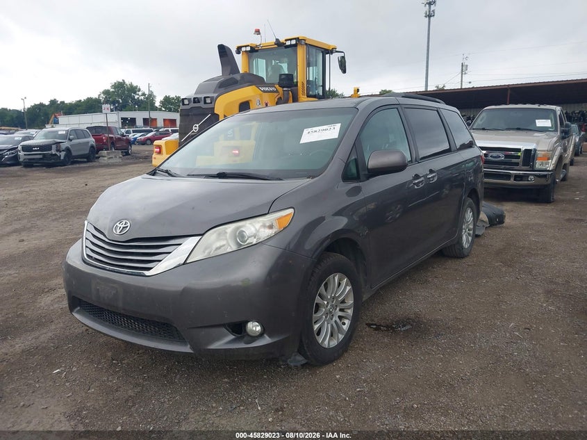 TOYOTA SIENNA - zdjęcie 12