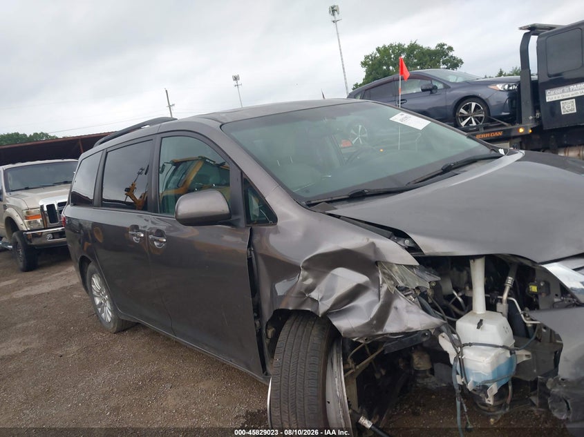 TOYOTA SIENNA - zdjęcie 13