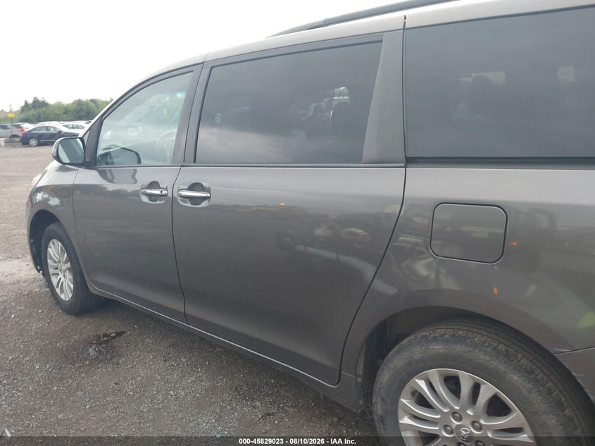 TOYOTA SIENNA - zdjęcie 14