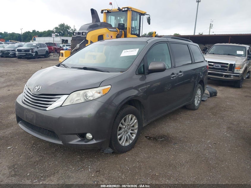 2017 TOYOTA SIENNA auction photo 2