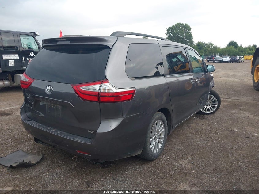 2017 TOYOTA SIENNA auction photo 4