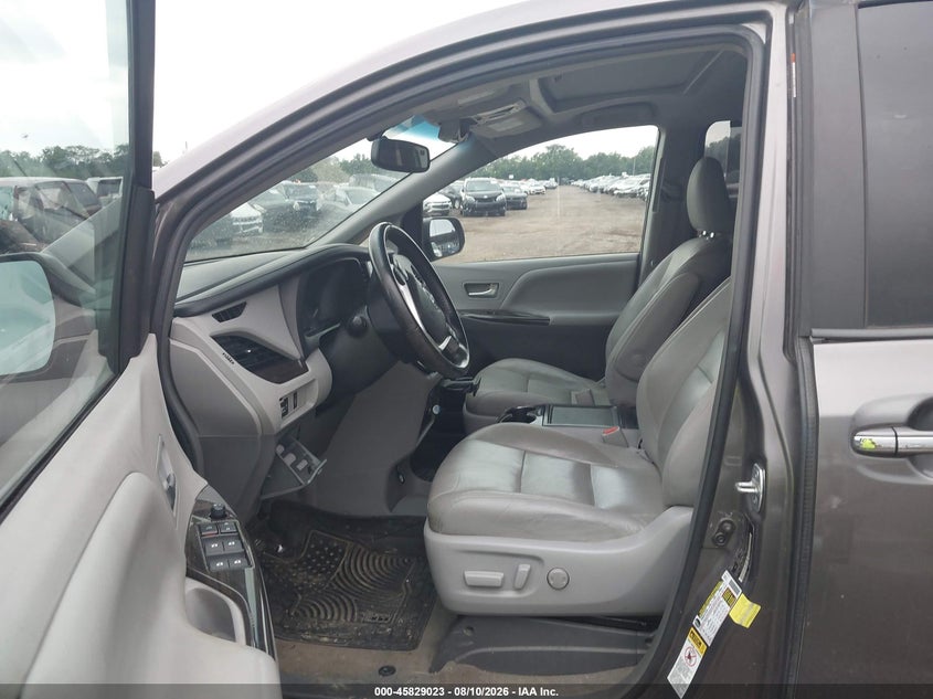 2017 TOYOTA SIENNA auction photo 5
