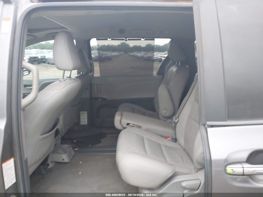 2017 TOYOTA SIENNA auction photo 8